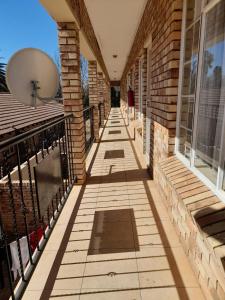una pasarela en una casa con una pared de ladrillos en Boiketlong Stay, en Potchefstroom