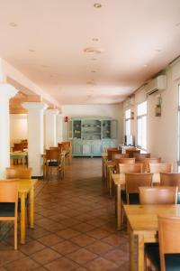 ein Esszimmer mit Holztischen und Stühlen in der Unterkunft Hotel Can Solé in Cambrils + 54 Fotos
