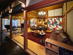 加美屋リゾート房総 浪漫ラウンジ 夕日と露天風呂-Kamiya Resort Boso的休息区