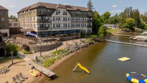 Výhled na řeku, která protéká v blízkosti hotelu