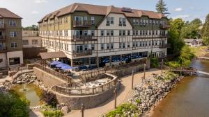 Výhled na řeku, která protéká v blízkosti hotelu