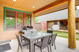 Un patio con una mesa y sillas en una casa. en Walk to Main St and Marina Grand Lake Cabin!, en Grand Lake