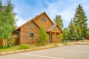 una gran casa de madera con aparcamiento en Walk to Main St and Marina Grand Lake Cabin!, en Grand Lake