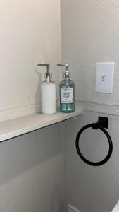 twee flessen odorizers op een plank in een badkamer bij Hideaway at Columbia in Shreveport