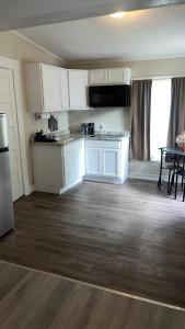 een keuken met witte kasten en een tafel in een kamer bij Hideaway at Columbia in Shreveport