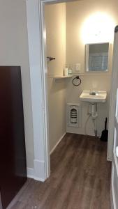 een kleine badkamer met een wastafel en een wastafel bij Hideaway at Columbia in Shreveport +8 foto's