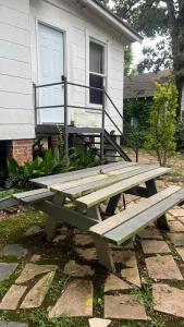 een picknicktafel voor een huis bij Hideaway at Columbia in Shreveport