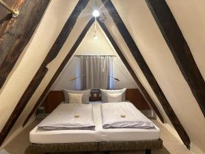 Postel nebo postele na pokoji v ubytování Schiefes Haus