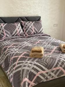 un lit avec deux serviettes dessus dans l'établissement Appartement de plage - Dahomey Beach - RDC, à Bouznika