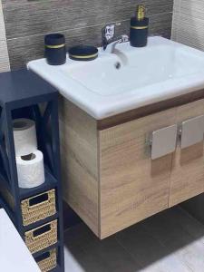 La salle de bains est pourvue d'un lavabo et de 2 bols. dans l'établissement Appartement de plage - Dahomey Beach - RDC, à Bouznika