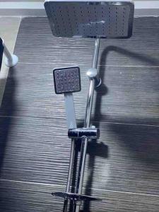 une voiturette de golf posée sur le sol dans l'établissement Appartement de plage - Dahomey Beach - RDC, à Bouznika 15 autres photos