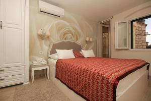 Luxury villa Kalalarga in the center of the town tesisinde bir odada yatak veya yataklar