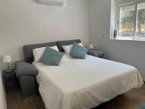 una camera da letto con un letto grande e un divano di Vacation apartment - central Portimao a Portimão Altre 5 foto