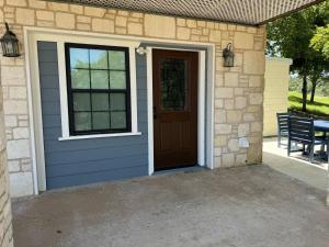 una puerta delantera de una casa con patio en Quaint studio in Hill Country, en Fredericksburg