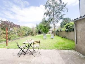Un patio con una mesa y sillas en un patio. en T2 Jardin, Centre, Gare, 5'plage, en Saint-Nazaire