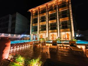 a building with a patio at night at Almareia Boutique Hotel in Praia dos Carneiros