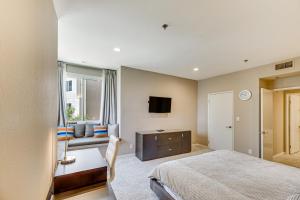 Ένα ή περισσότερα κρεβάτια σε δωμάτιο στο 2 Mi to Hollywood Condo with Pool and Hot Tub Access +20 φωτογραφίες