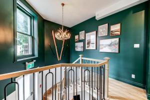 eine Treppe mit grünen Wänden und einem Kronleuchter in der Unterkunft North House - Majestic 3-Bedroom Designer Apartment in Québec + 19 Fotos