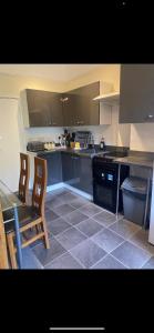 トーキーにあるBarramore Holiday Apartmentsのキッチン(テーブル、テーブル、椅子付)