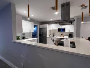 Kuchyň nebo kuchyňský kout v ubytování Luxurious Westchester Home Near Miami Clinics