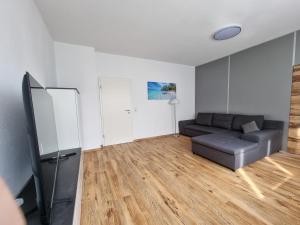 un soggiorno con un divano e una TV di Die Insel a Osnabrück