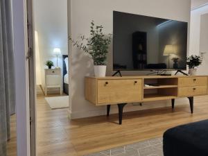 sala de estar con tocador y espejo en Panorama Loft@Cathedral, en Szeged