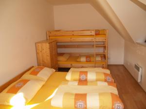 twee bedden in een kleine zolderkamer bij Rodinné Apartmány in Deštné v Orlických horách