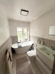 Vannituba majutusasutuses 2 Bed Holiday Home with River Views