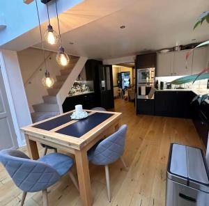 Köök või kööginurk majutusasutuses 2 Bed Holiday Home with River Views +6 fotot