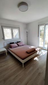 Ένα ή περισσότερα κρεβάτια σε δωμάτιο στο Nature Bay Apartment