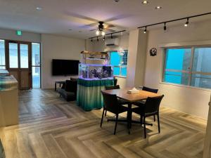 石垣島にあるSimple Stay Orihime - Vacation STAY 44782vのテーブルと椅子とテレビのある部屋