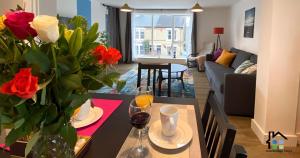 un soggiorno con un tavolo con un vaso di fiori di Central Apart Hotel 2BR & 1BR Flats-EASY Walk to City Centre-Parking a Cambridge