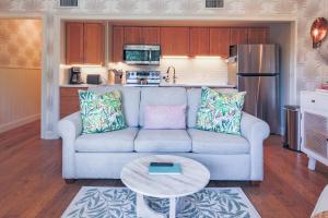 基洼岛Palm Bungalow的客厅里有一张沙发和一张桌子。