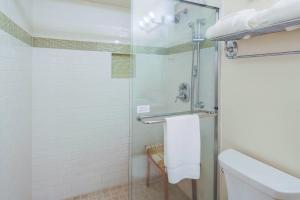 基洼岛Palm Bungalow的带玻璃门淋浴间的浴室 更多35张照片