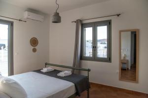Katil atau katil-katil dalam bilik di Aria Guesthouse Tinos