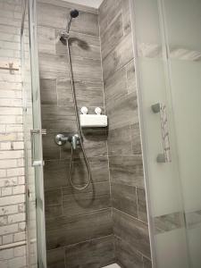 a bathroom with a shower with wooden tiles at Casa El Pajar in Breña Alta