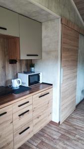 a kitchen with a microwave on top of a counter at Śniegocinka 2 in Brenna