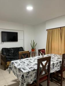 Μια τηλεόραση ή/και κέντρο ψυχαγωγίας στο Ce Ro Apartment