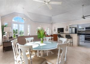Un comedor y una cocina con mesa y sillas. en Royal Villa 17 Royal Westmoreland, en Saint James