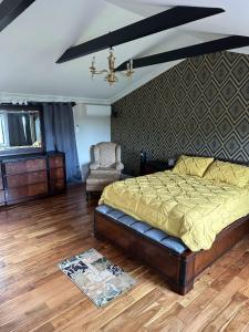 un dormitorio con una cama y una silla en Beautiful home with mountain top views with an EV and NEMA connection!!, en Poughkeepsie