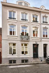 布魯日的住宿－Amato-Brugge，街道上带窗户的大型白色建筑