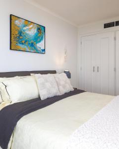 Katil atau katil-katil dalam bilik di Chic Darling Harbour Oasis in the Heart of Sydney, 2BR 2BA, Resort-Style Amenities +50 gambar