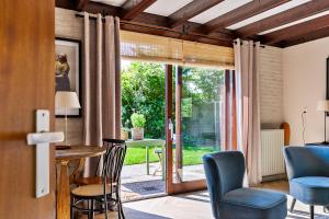 une cuisine et une salle à manger avec une table et des chaises dans l'établissement Ruim vakantiehuis aan het Veerse meer, à Wolphaartsdijk