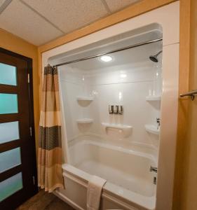 a bathroom with a tub and a shower at Hotel Chateau Bellevue in Quebec City