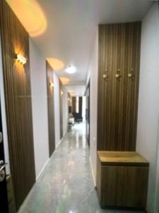 een hal van een hotelkamer met een gang bij Apartotel bleqs in Batoemi