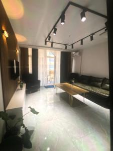 een woonkamer met een bank en een tafel bij Apartotel bleqs in Batoemi