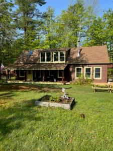 Κήπος έξω από το Perfect Maine Getaway in a Newly Renovated Cabin!
