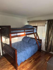 Un dormitorio con dos literas en una habitación. en Beautiful home with mountain top views with an EV and NEMA connection!!, en Poughkeepsie