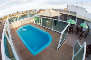 balkon z basenem na dachu budynku w obiekcie Rede Andrade Araras w mieście Aracaju