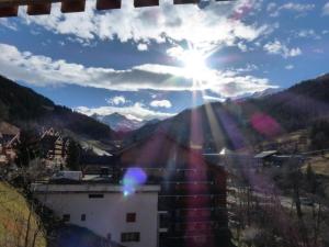 a view of the sun shining over a mountain at Chalet De Meribel - Magnifique appartement 6 pièces pour 10 personnes dans le centre de Méribel proche des commerces et des pistes de ski MAE-1653 in Les Allues